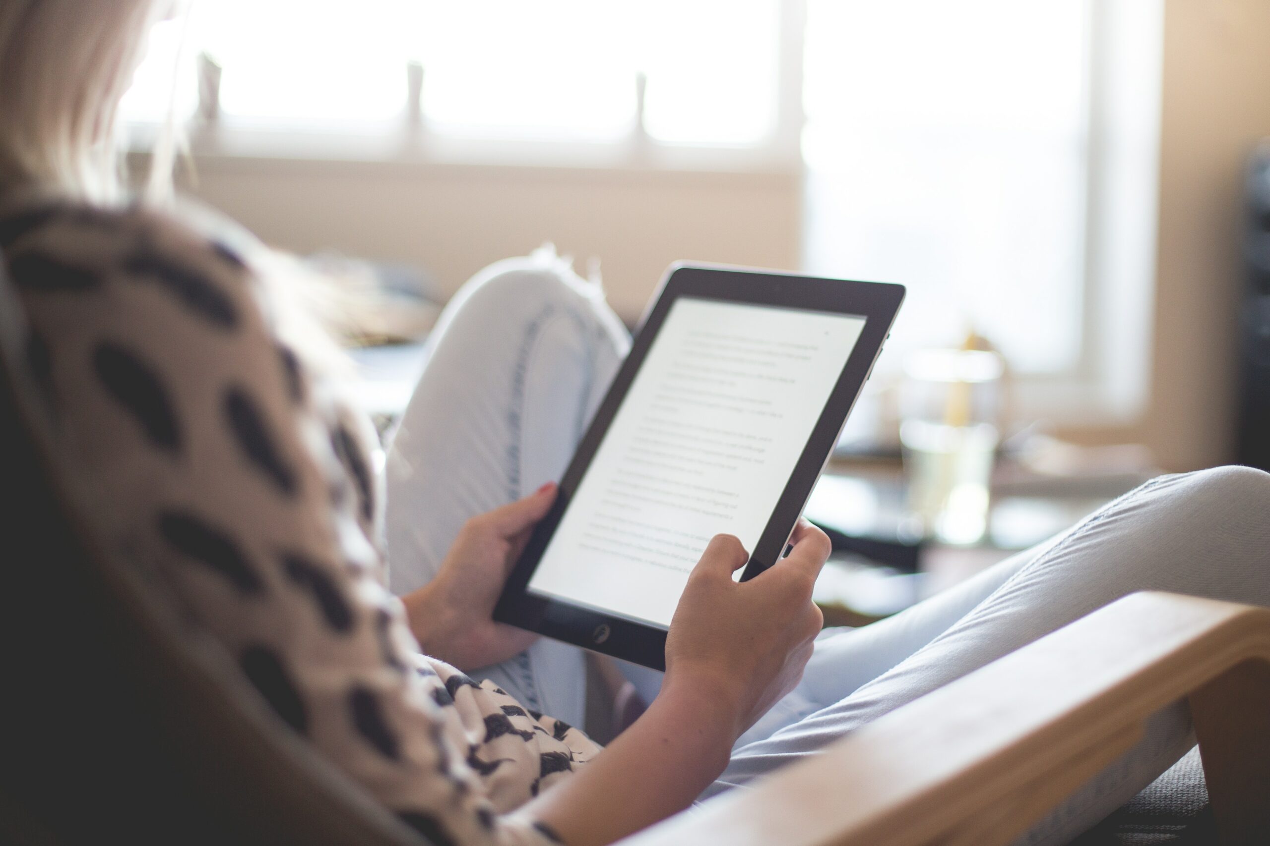 Sleep strategy: Reading in bed with a kindle 